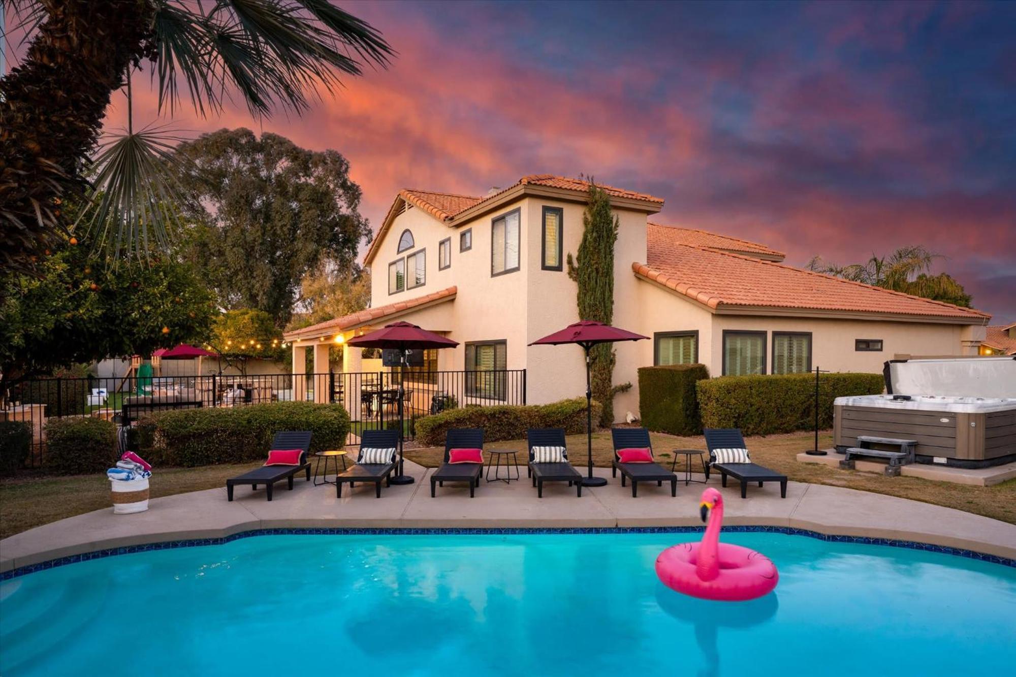 Epic Family Pool Slide Putt Putt Theatre Holiday home
